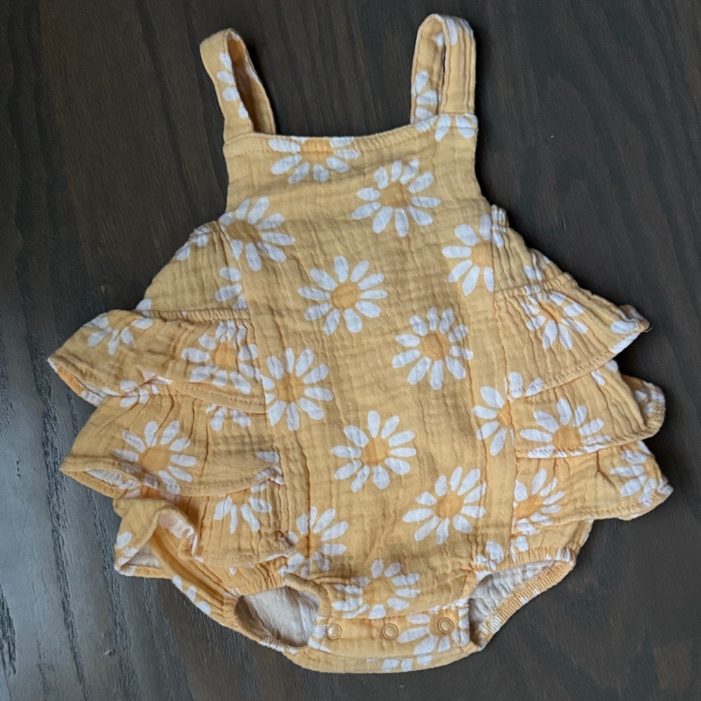 Angel Dear Mod Daisy Ruffle Sunsuit 0-3M | Yellow Floral